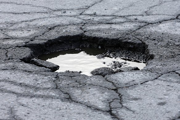 Motorbike rider from Ballarat dies after reportedly hitting pothole on Western Highway near Beaufort
