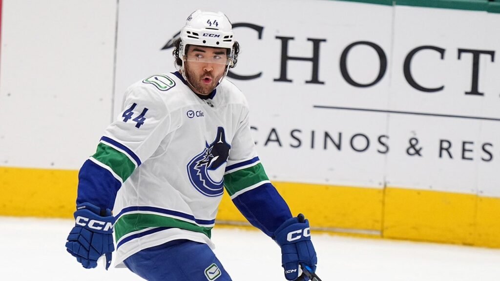 Canucks shock Stars with 3 goals in final minute, OT win