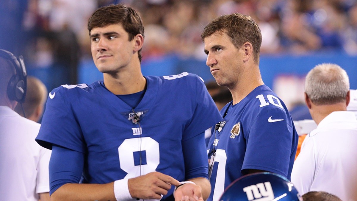New York Giants quarterbacks Daniel Jones (8) and Eli Manning