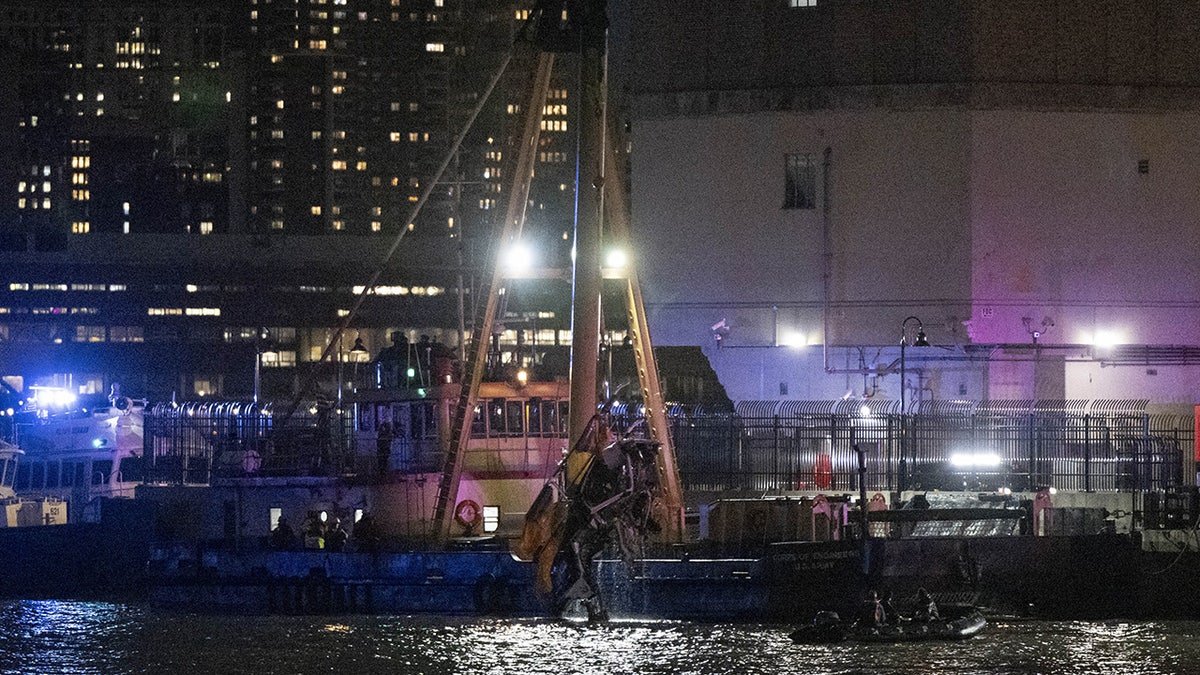 Helicopter crashes into Hudson River