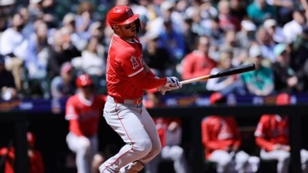 Angels' Mike Trout leaves game with knee soreness after hustling for base hit
