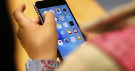 Quebec committee recommends restricting social media accounts for youth under 14