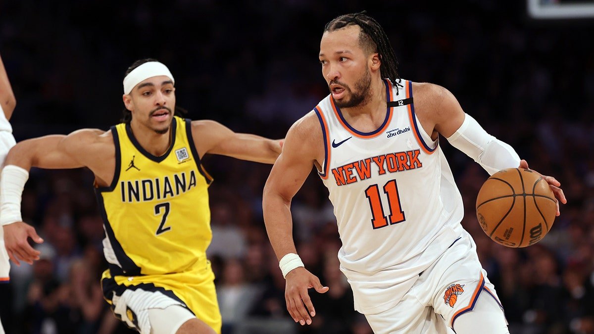 Jalen Brunson controls the ball