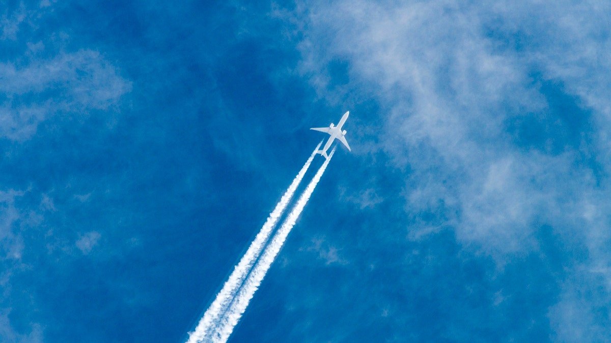 airplane taking off carbon emissions