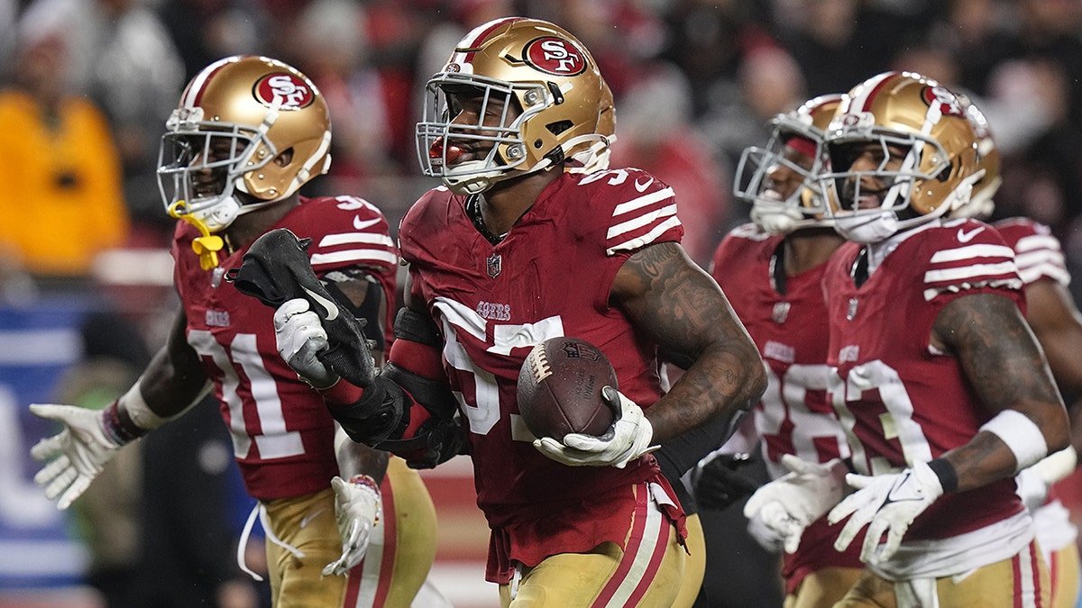 Dre Greenlaw with the 49ers