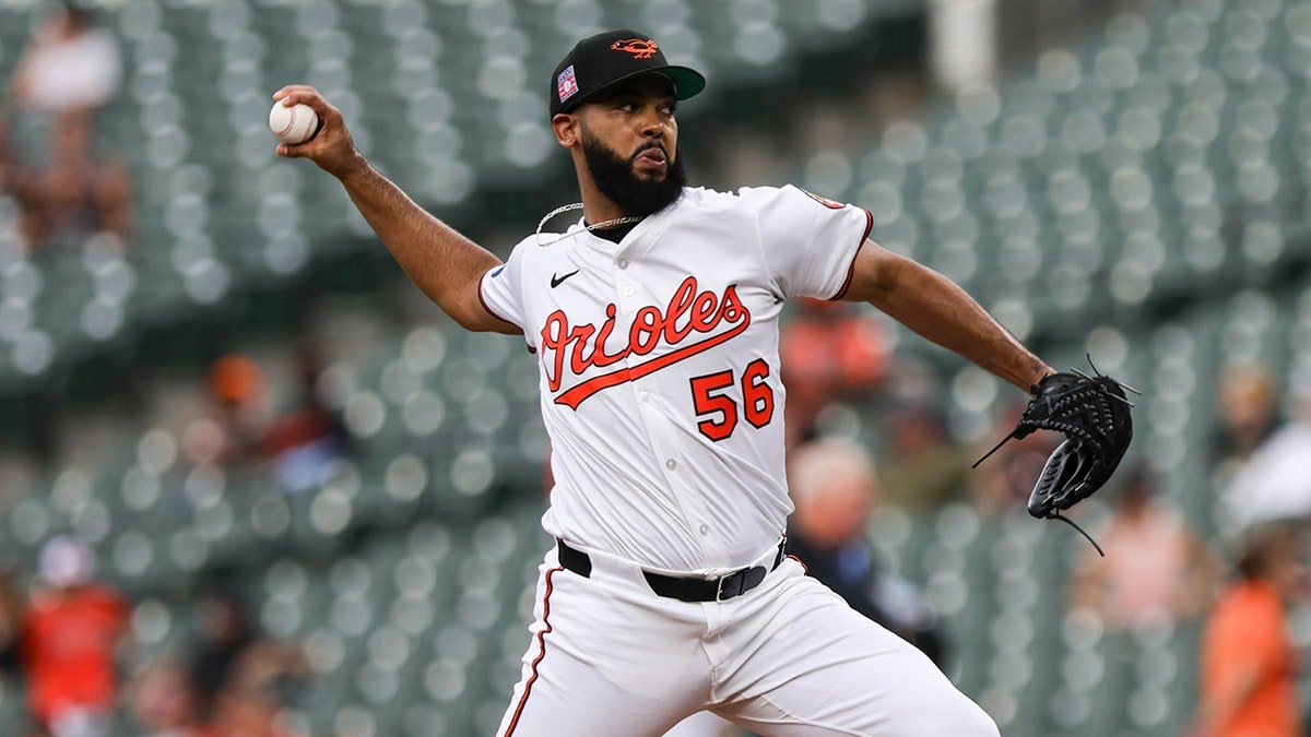 Seranthony Dominguez pitches