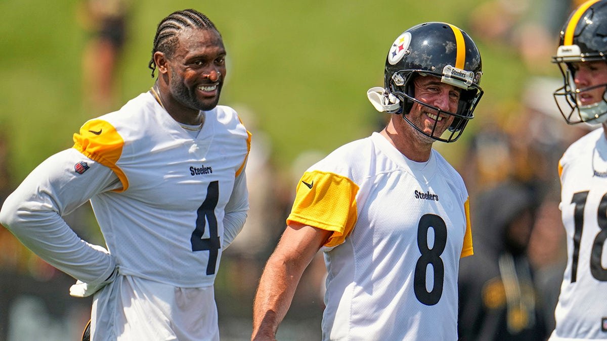 Aaron Rodgers and DK Metcalf