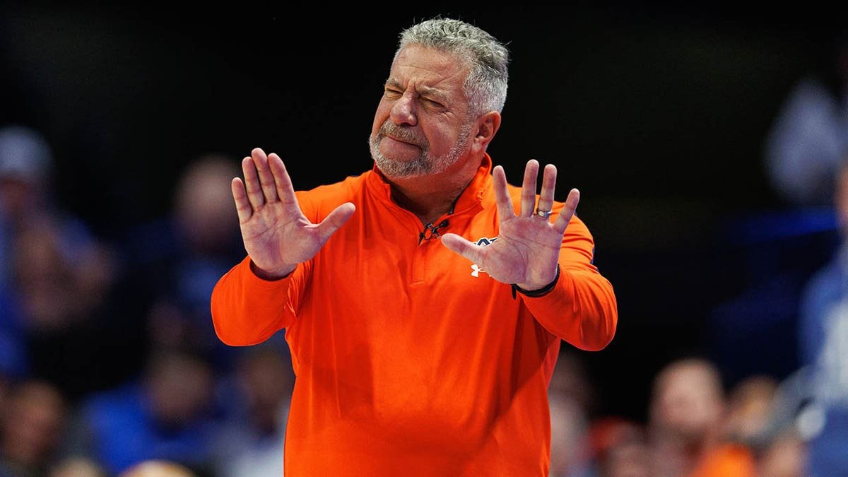 Bruce Pearl puts his arms out