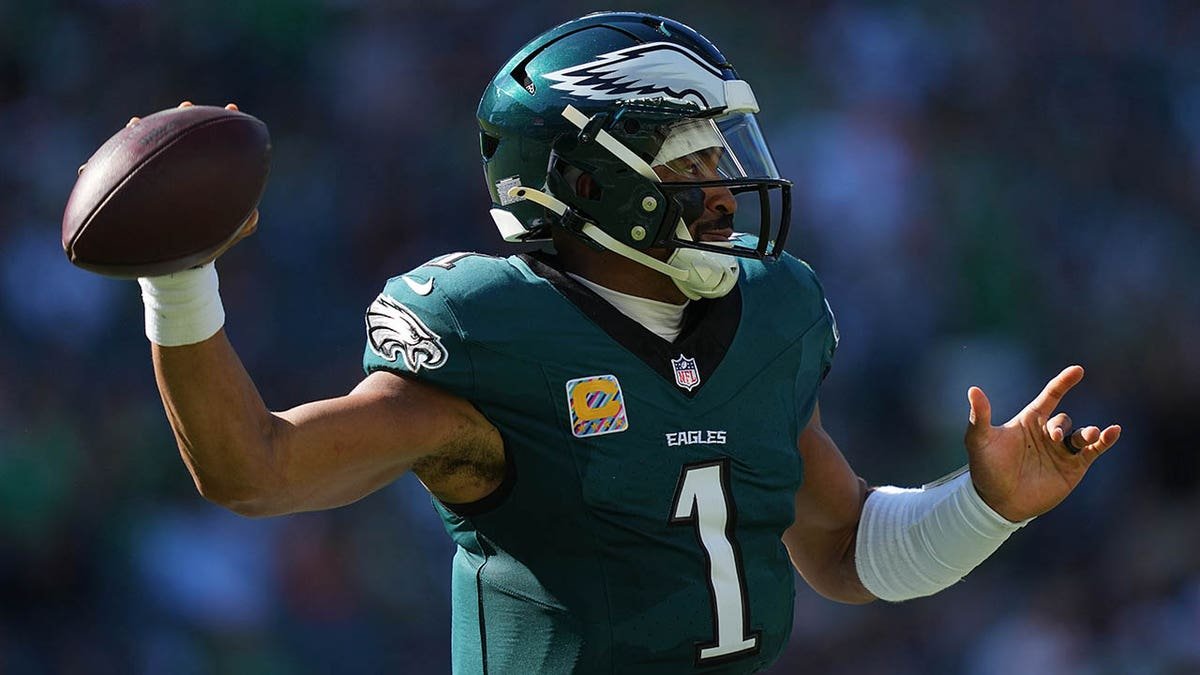 Jalen Hurts throws a pass