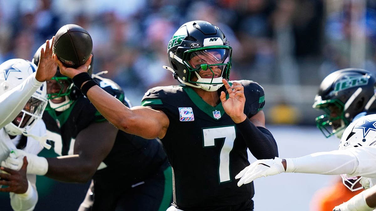 Justin Fields throws