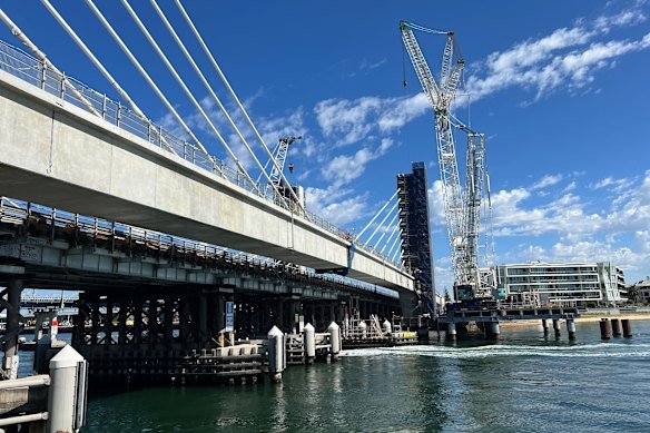 The new Fremantle traffic bridge under construction.