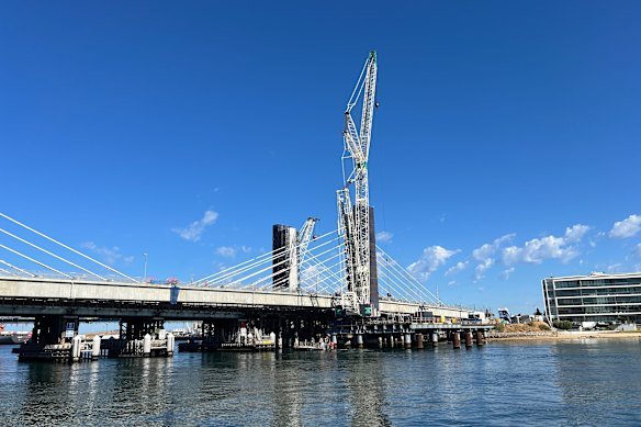 The new Fremantle traffic bridge under construction.