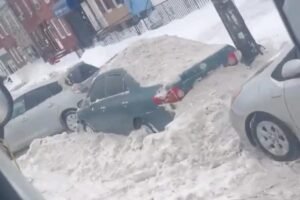 Laughing Philadelphia worker ‘intentionally’ plows snow onto parked cars after Winter Storm Fern in viral video: ‘Happy snow day, motherf–kers’