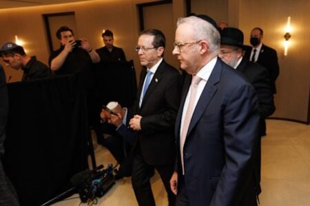 Visits Bondi synagogue and Moriah College in Sydney amid protests