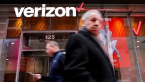 Verizon customers face 35-day wait to unlock paid-off phones under policy change Verizon customers face 35-day wait to unlock paid-off phones under policy change