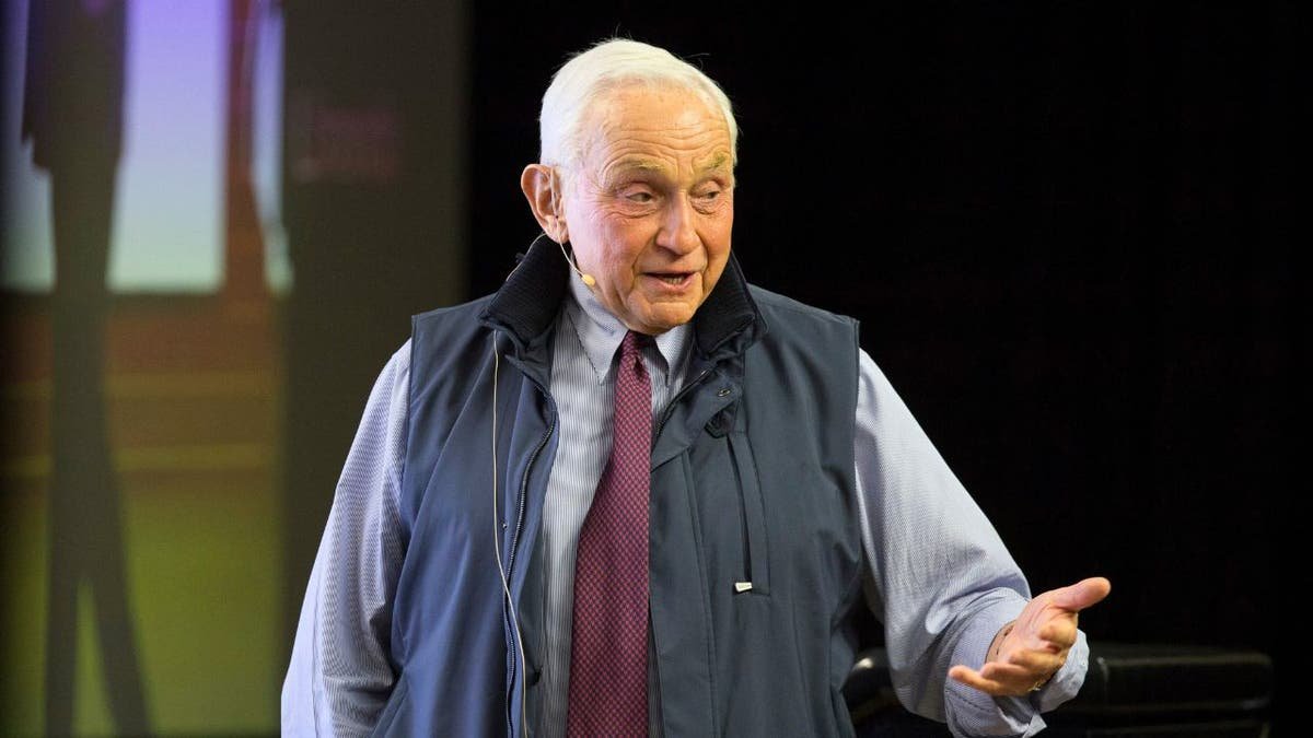 Les Wexner speaks during an L Brands investor day event in New Albany, Ohio, in 2017.
