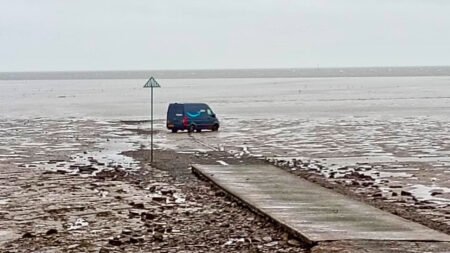 Amazon van gets stuck in ‘dangerous’ mudflats after driver follows GPS route