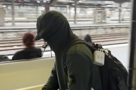 Ed Sheeran takes the train to Marvel Stadium – all the way from Sydney