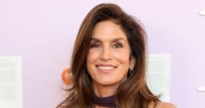 Cindy Crawford Just Found the Easiest Outfit Formula, and It Revolves Around This Luxe, Loose Sweater Style