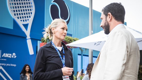 Murdoch and Stokes continue their chat. 