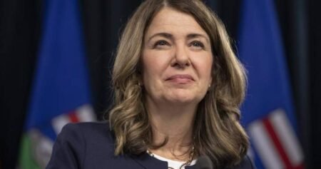 Danielle Smith defends plan to withhold funding for Alberta judges