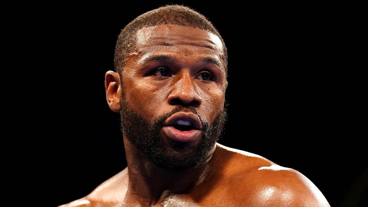 Floyd Mayweather fights Aaron Chalmers