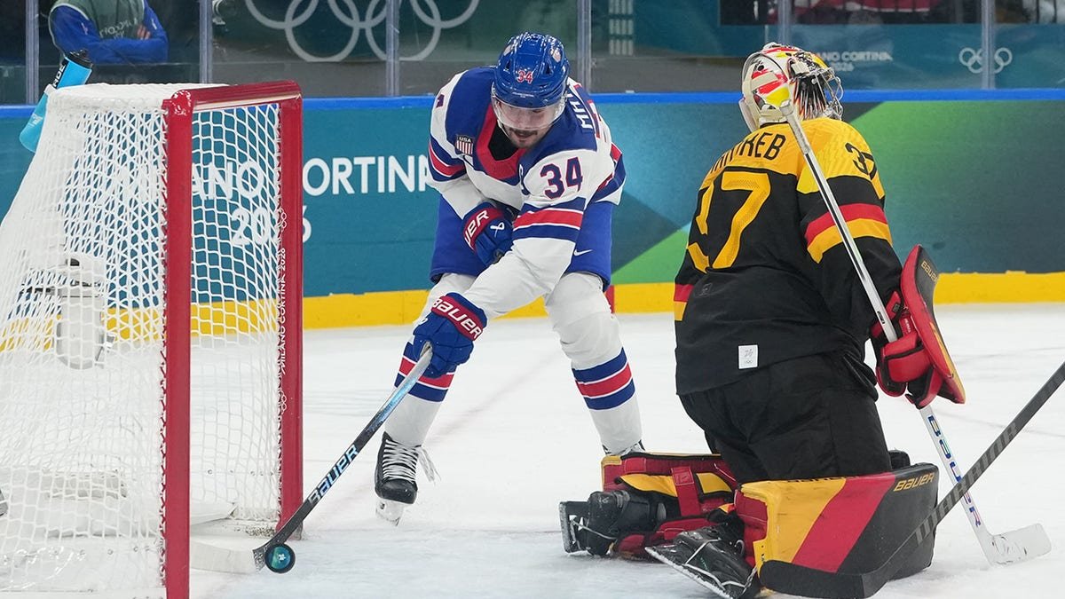 Auston Matthews scores goal
