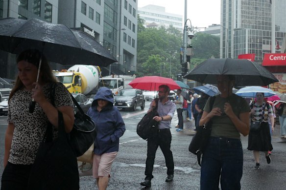 Brisbane residents are in for a cool and rainy weekend, with temperatures expected to heat up again next week.