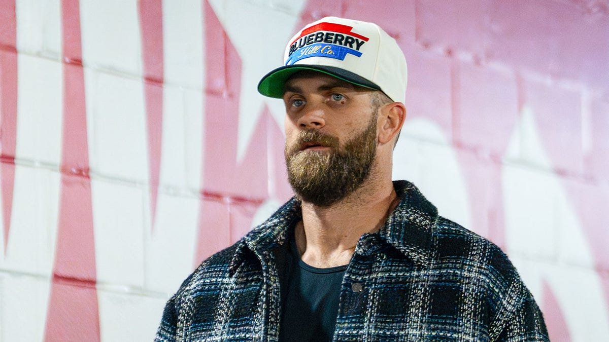 Bryce Harper walks into stadium