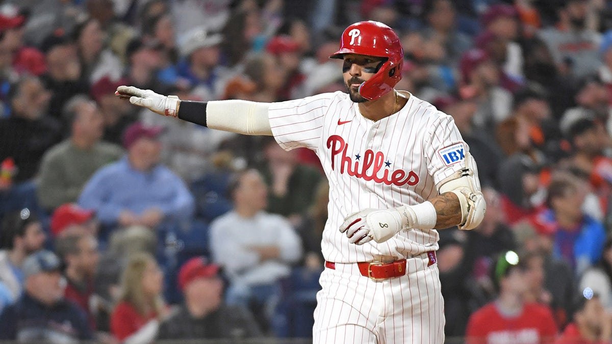 Nick Castellanos reacts to homer