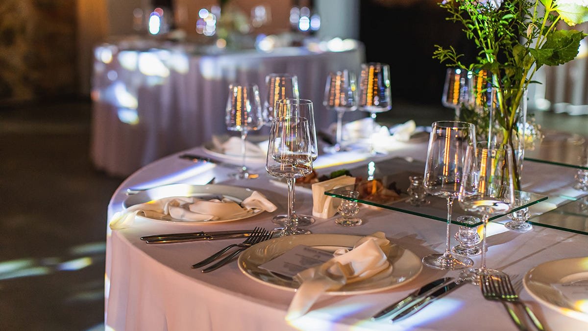 Chicago couple looks for last-minute wedding venue