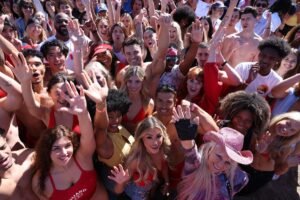 Thousands of red swimsuit-wearing hopefuls turn up for ‘Baywatch’ casting call Thousands of red swimsuit-wearing hopefuls turn up for ‘Baywatch’ casting call