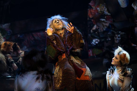 Todd McKenney and Lucy Maunder in Cats.