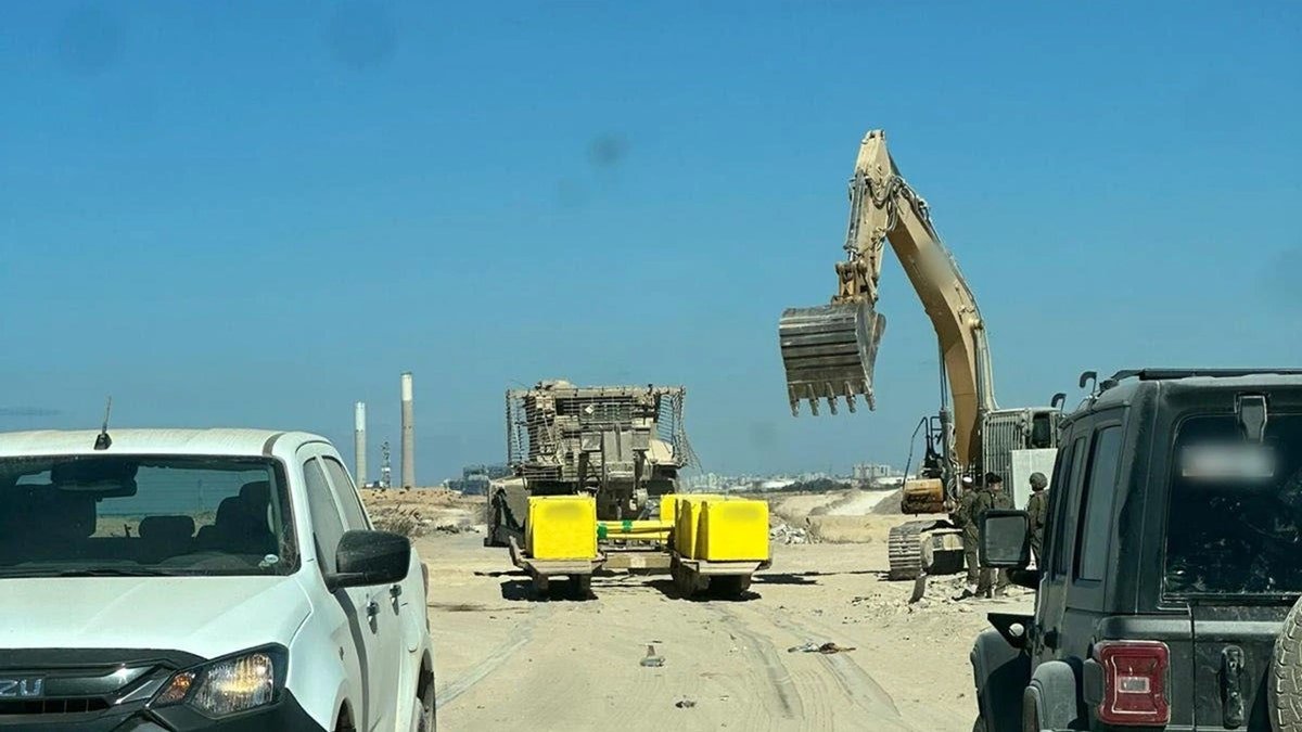 IDF marks the Yellow Line in Gaza.