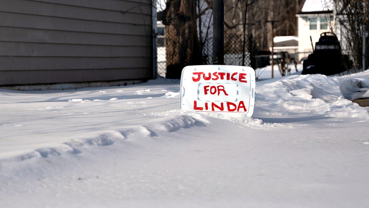sign reading "Justice for Linda" in the snow