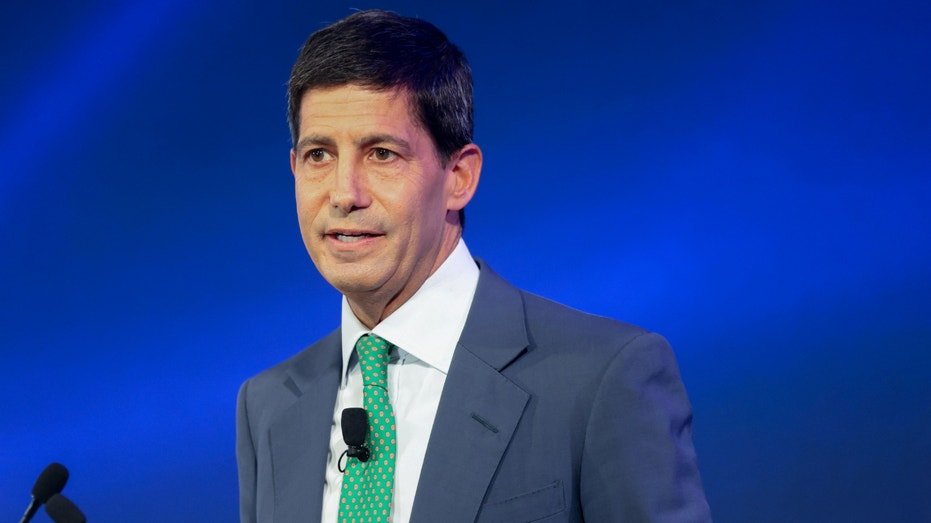 Kevin Warsh speaks at an event.