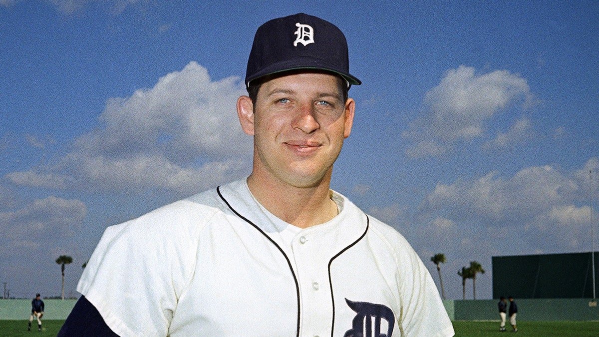 Mickey Lolich poses for a photo