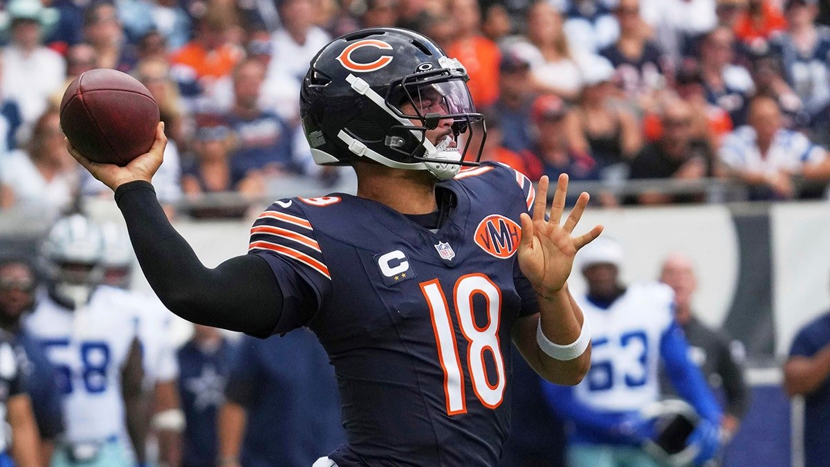 Caleb Williams throws