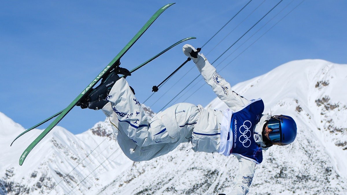 Eileen Gu moves on the halfpipe
