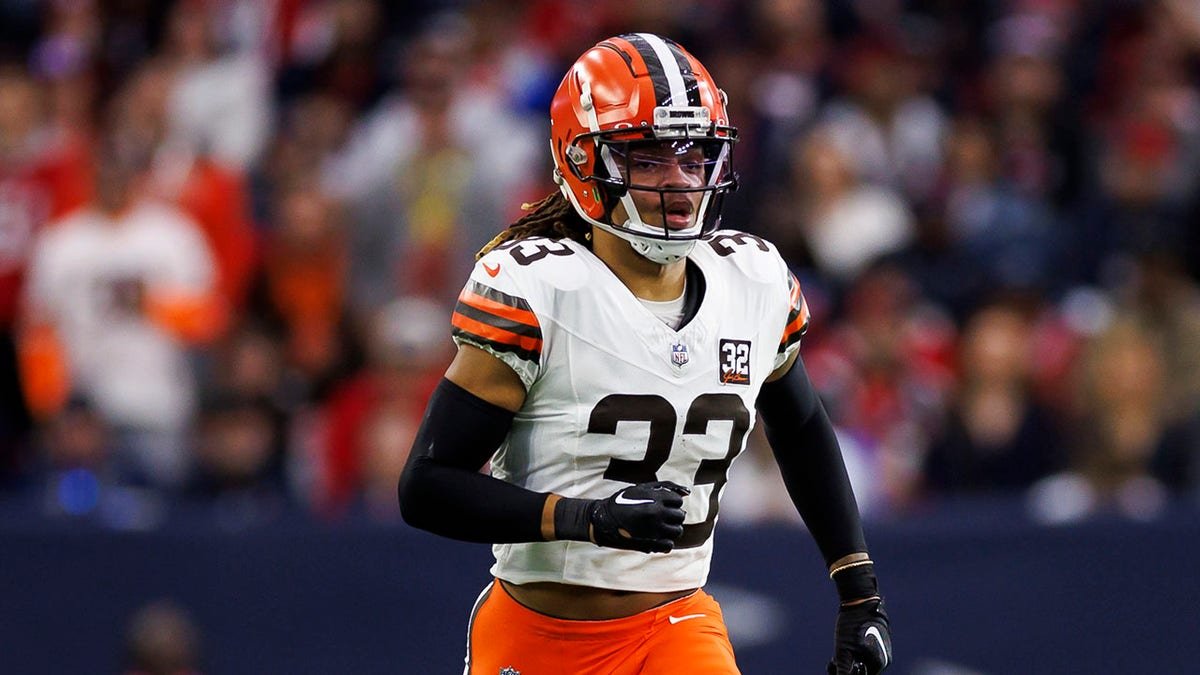 Ronnie Hickman runs on field