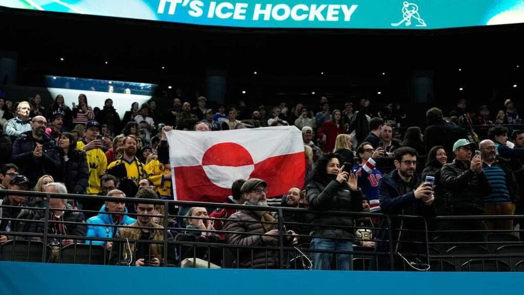 Olympic hockey fans raise Greenland’s flag during USA’s dominant win over Denmark, sparking viral reaction Olympic hockey fans raise Greenland’s flag during USA’s dominant win over Denmark, sparking viral reaction
