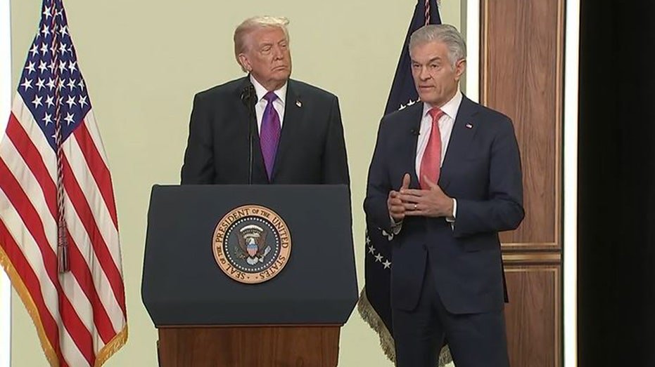 President Donald Trump and announcement with Centers for Medicare and Medicaid Services Administrator Dr. Mehmet Oz discuss the TrumpRx.gov prescription website, Thursday, Feb. 5, 2026, at the White House in Washington, D.C.