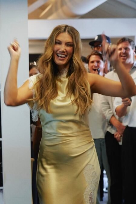 Delta Goodrem causes frenzy as celebrities flock to Albert Park