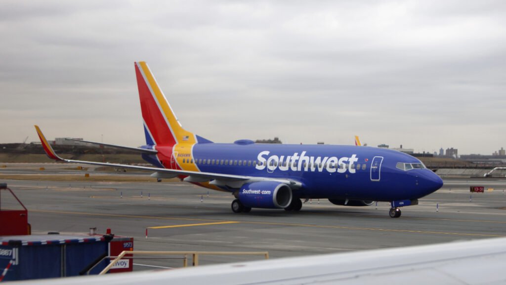 Southwest flight diverts to Atlanta airport, armed tactical units detain man in frightening security scare Southwest flight diverts to Atlanta airport, armed tactical units detain man in frightening security scare