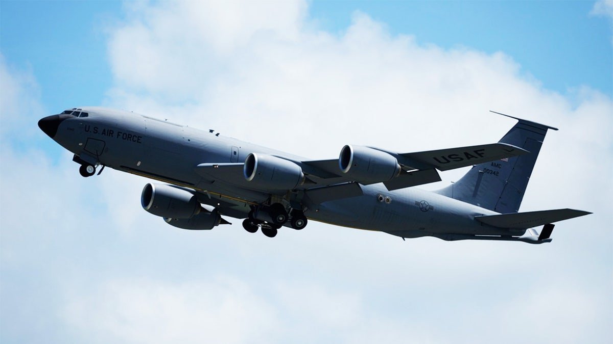 kc-135 refueling tanker