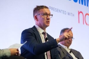 Should tobacconists exist? Labor minister Julian Hill poses radical question in illegal cigarette war