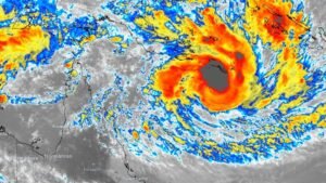 Category 4 storm tracking to hit Queensland coastline, map