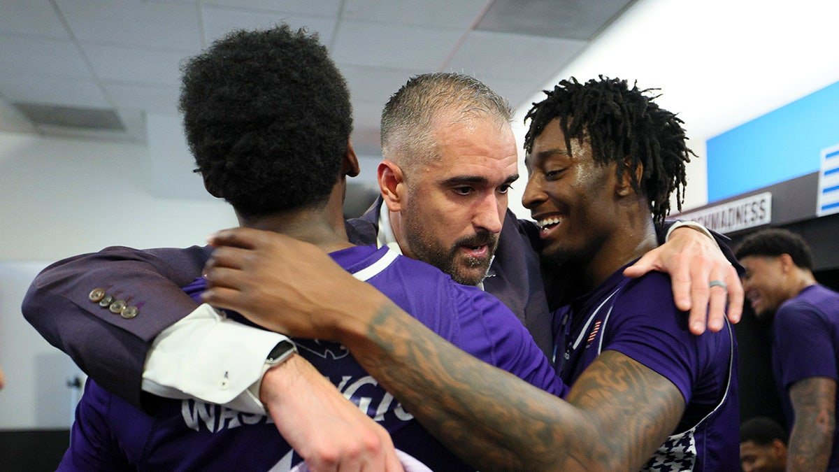 Flynn Clayman with players