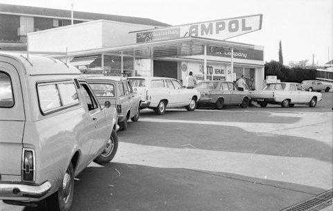 Cars queue at a service station in Sydney in 1974.