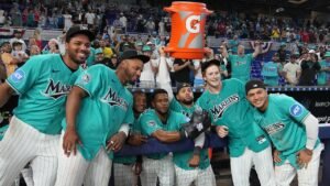 Marlins deliver walk-off win as team’s teal jerseys make season debut Marlins deliver walk-off win as team’s teal jerseys make season debut
